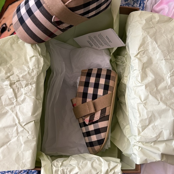 Euro 19 US 4 UK 3. Unisex Burberry shoes - Picture 4 of 7